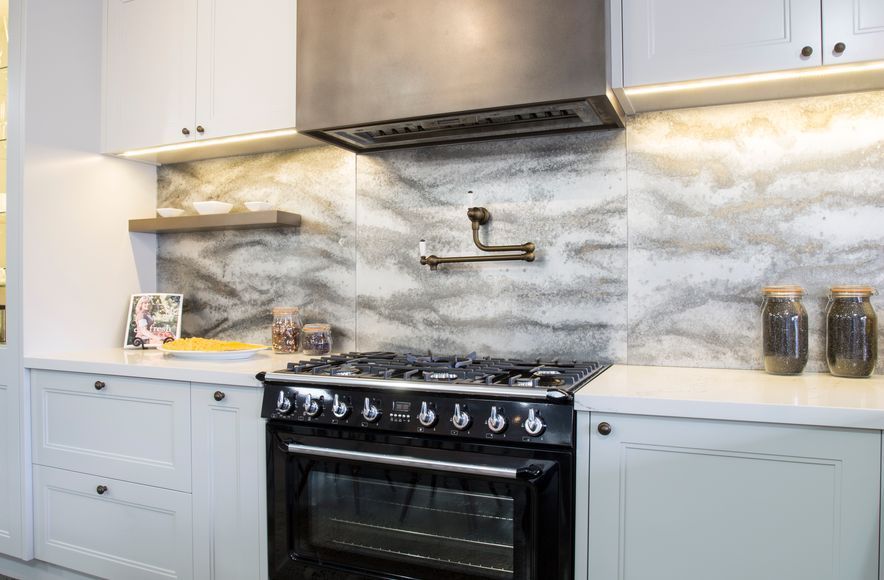 Traditional Studio Kitchen by Sue Gillbanks