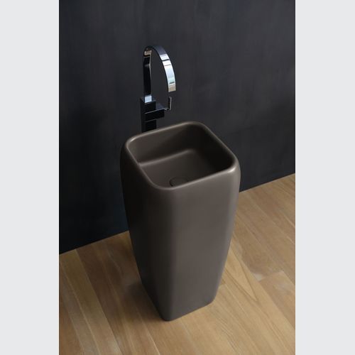 Shui Freestanding Washbasin by cielo