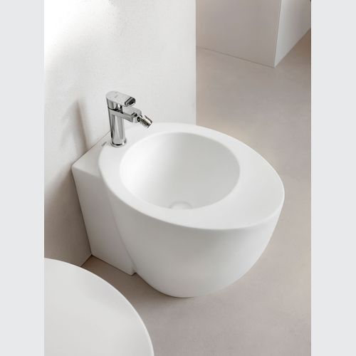 Le Giare Back to Wall Toilet and Bidet by cielo