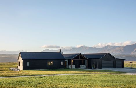 Clutha River Farmhouse