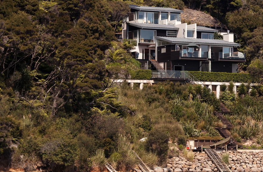 Pomare Bay House