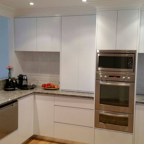 Handle-Less Look Kitchens