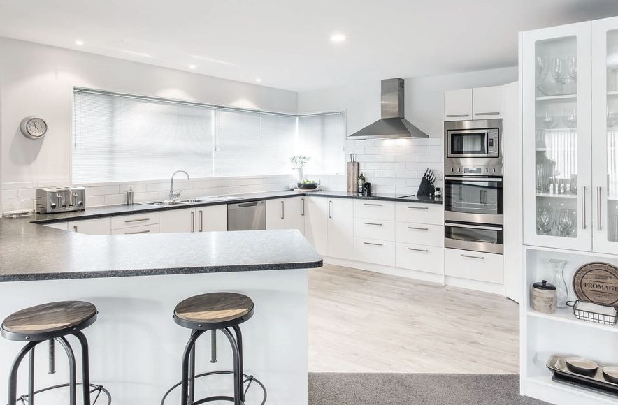 Contemporary Entertainer’s Kitchen