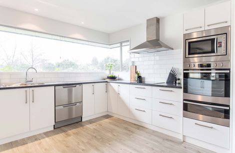Contemporary Entertainer’s Kitchen