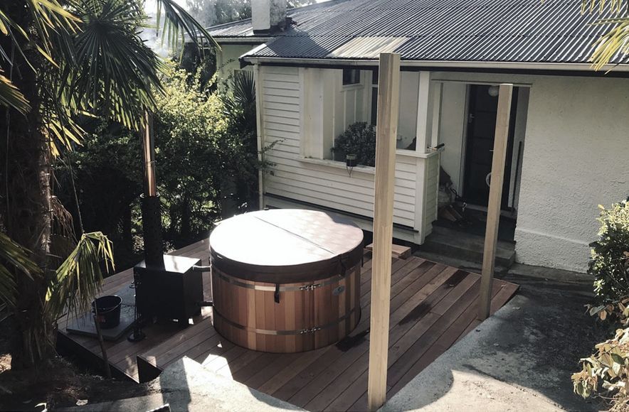 Endeavour Street Deck and Spa area