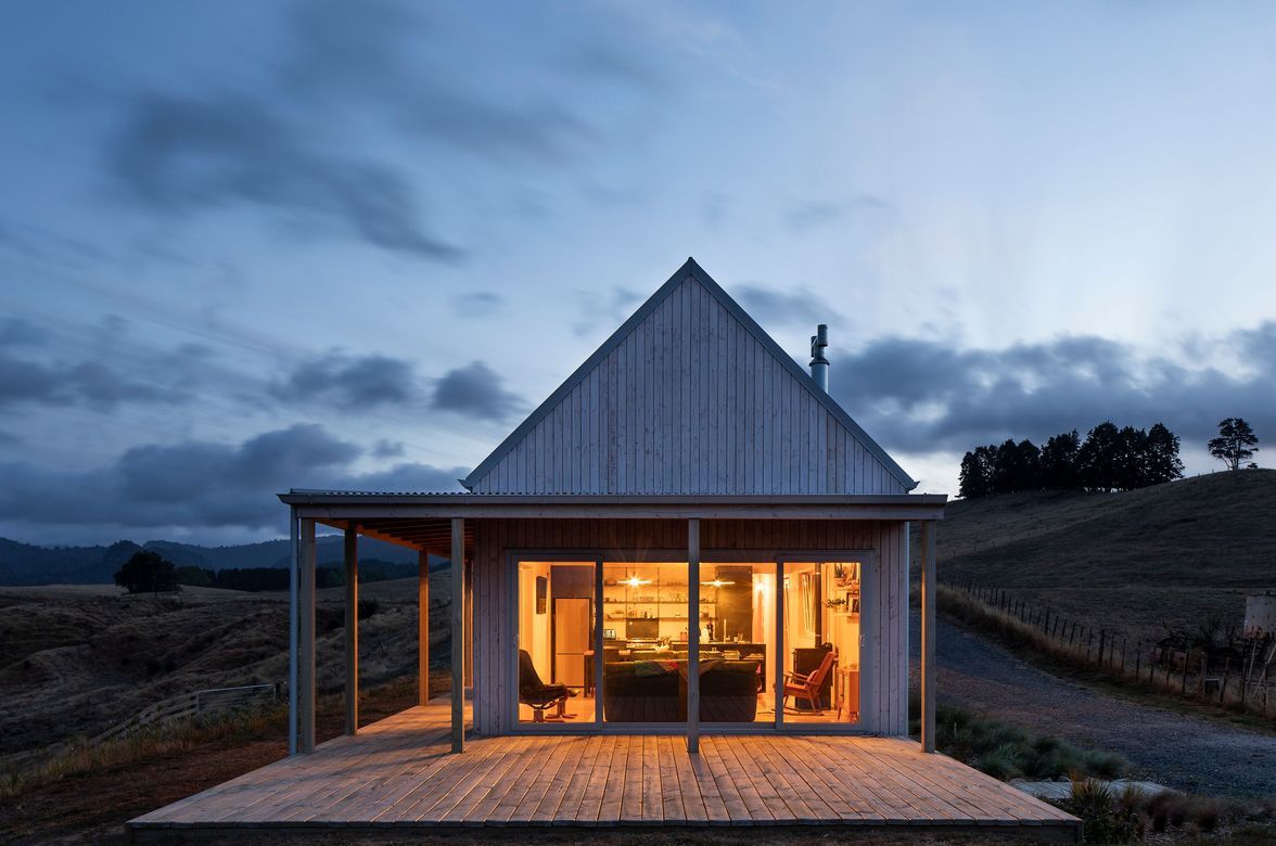 Karangahake House: A Silver Barn on the Edge of the Forest