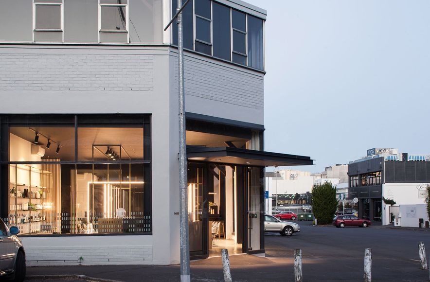 M11 Newmarket Salon