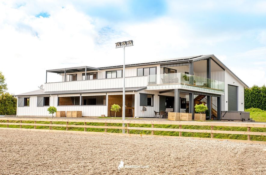 Karaka barn with stables & apartment