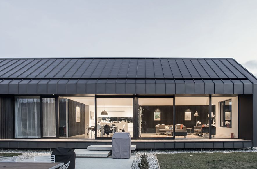 Roof to wall detail with Eurotray® Angle Seam