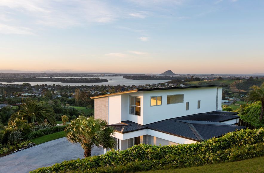 Welcome Bay Hill side home