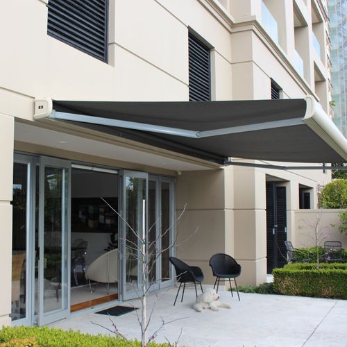 Soleia™ Retractable Box Awning