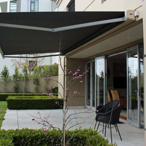 Soleia™ Retractable Box Awning