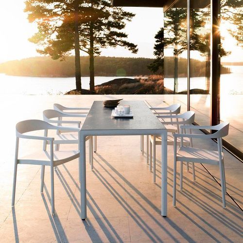 Illum | Slim Tables