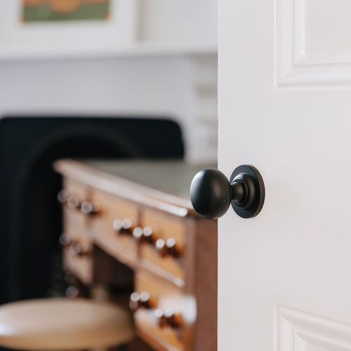 Iver Cambridge Door Knob on Round Rose