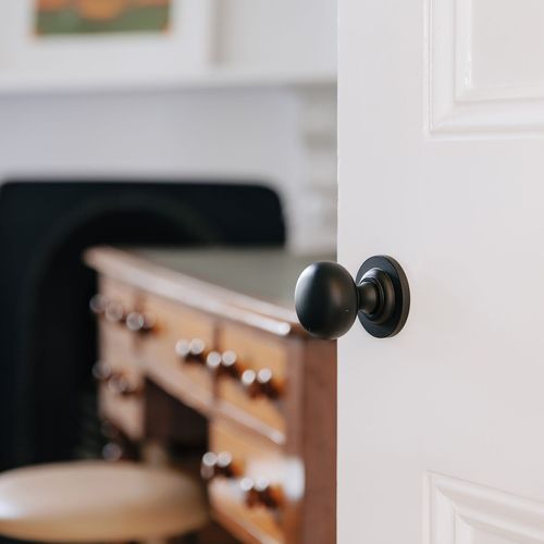 Iver Cambridge Door Knob on Round Rose