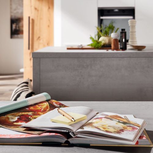 Lacquered Steel-Look Kitchen Cabinetry