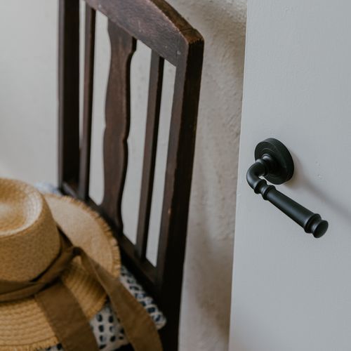 Iver Verona Door Lever Handle on Round Rose