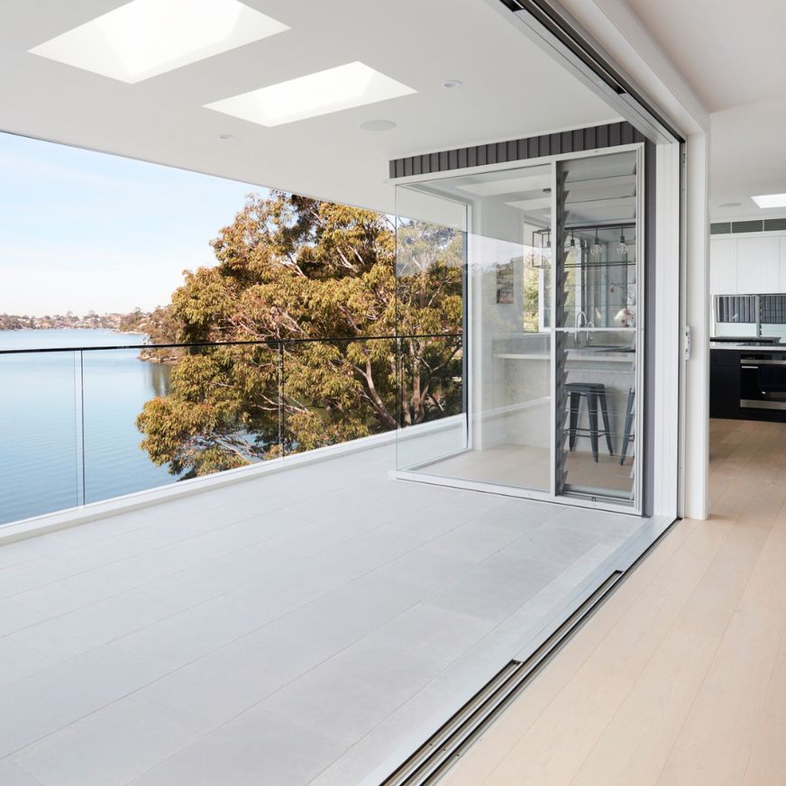 Vantage I Series 525 I LouvreMASTER™ Window