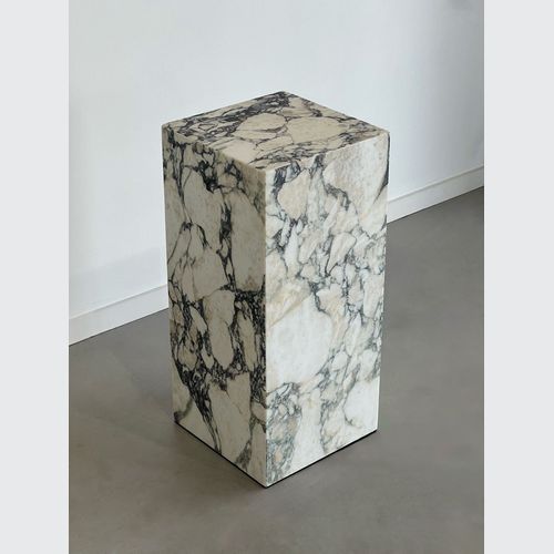 Viola Calacatta Marble Plinth | Medium