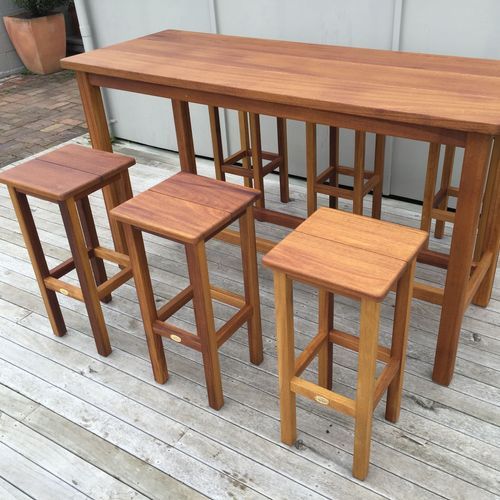Outdoor Bar Leaner & Stools