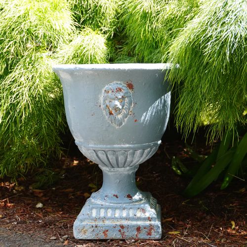 Lion Crest Medici Urn