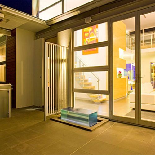 Vantage | Series 548 | Hinged Door