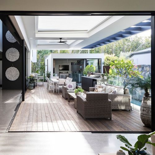 Elevate | Series 704 | Sliding Door