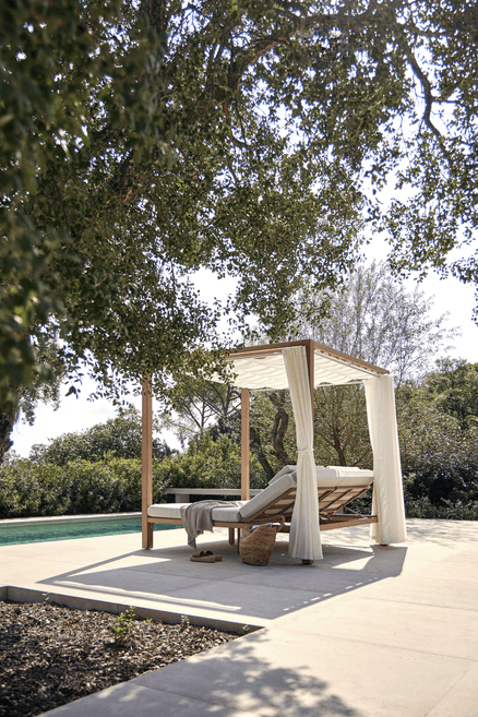 Kahn Covered Sunbed by Point