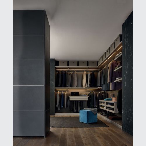 Ubik Walk-In Closet