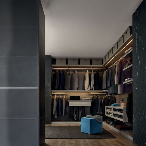 Ubik Walk-In Closet