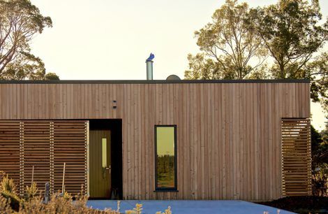 Kowhai Cabin Keeps Warm in Winter, Cool in Summer