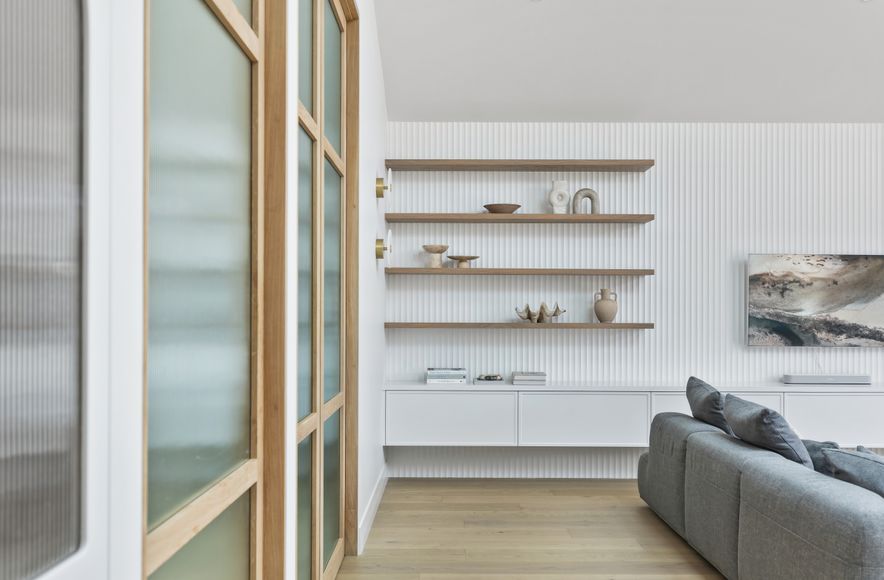 Ascot House   I   Narrow Neck