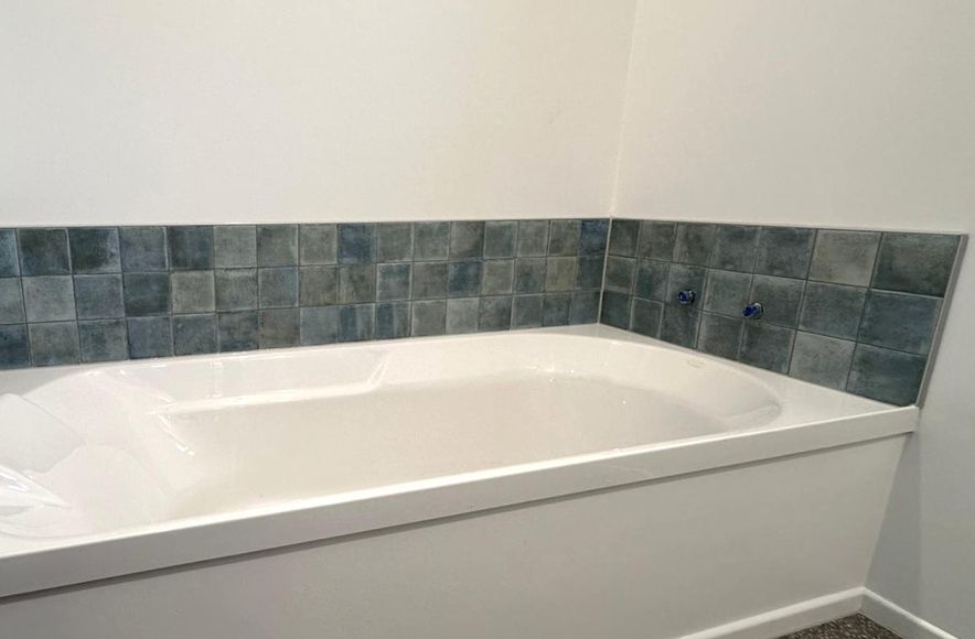 Damn Good Tiling - Bathtub Top Wall