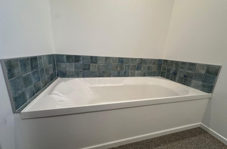 Damn Good Tiling - Bathtub Top Wall