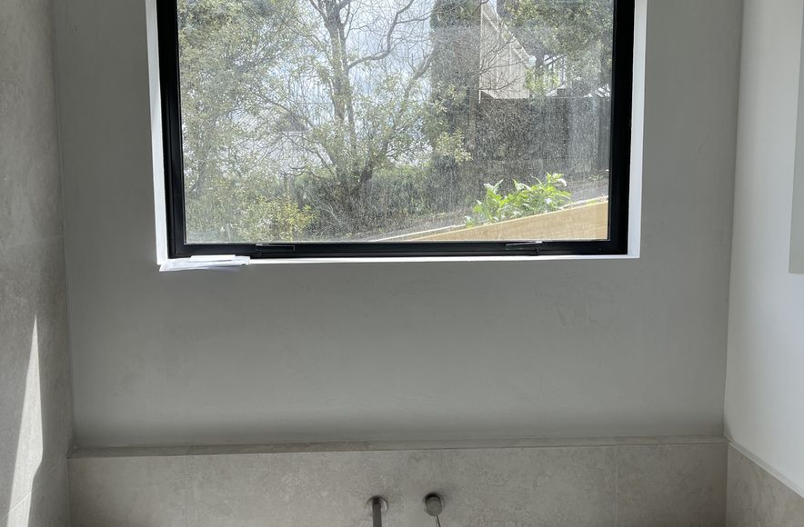Yeso Resistone microcement bathroom wall