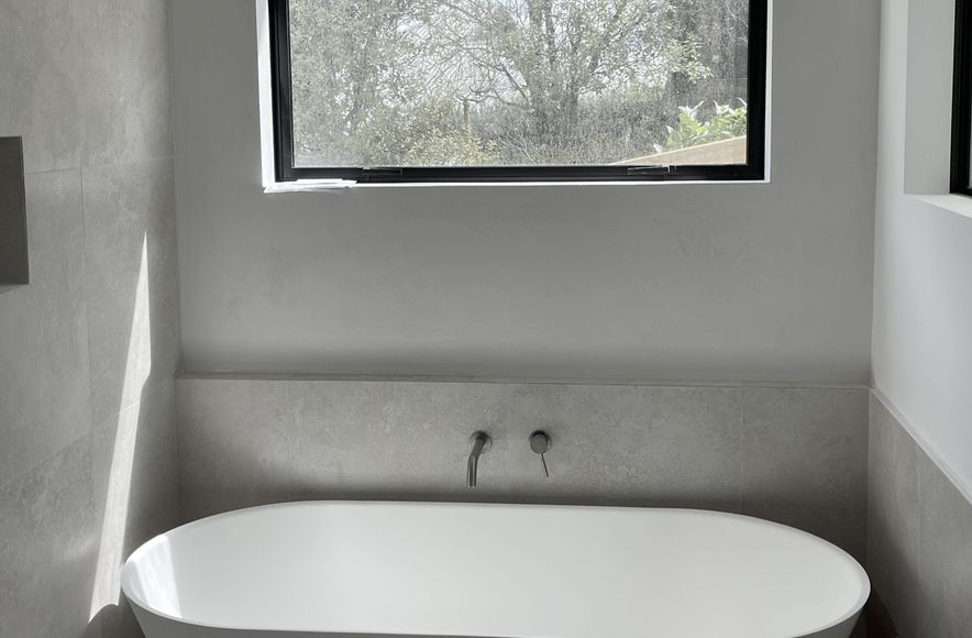 Yeso Resistone microcement bathroom wall