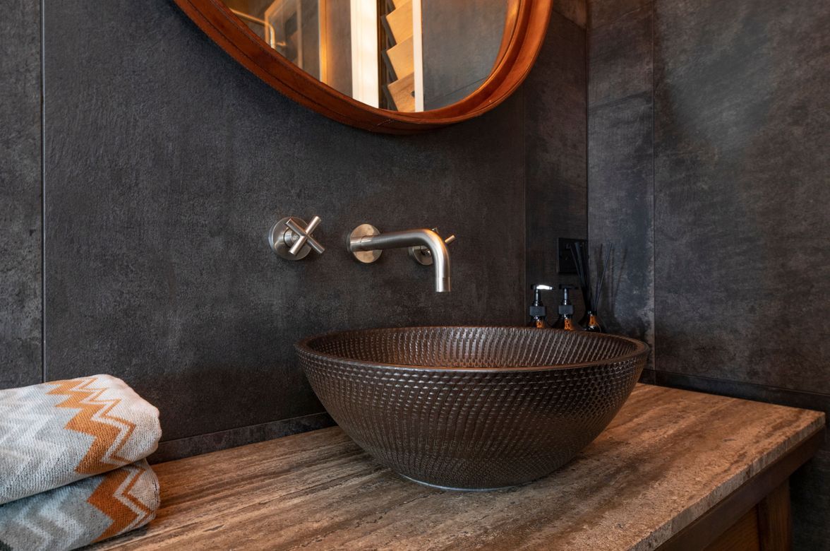 Piha Road : Main Bathroom 