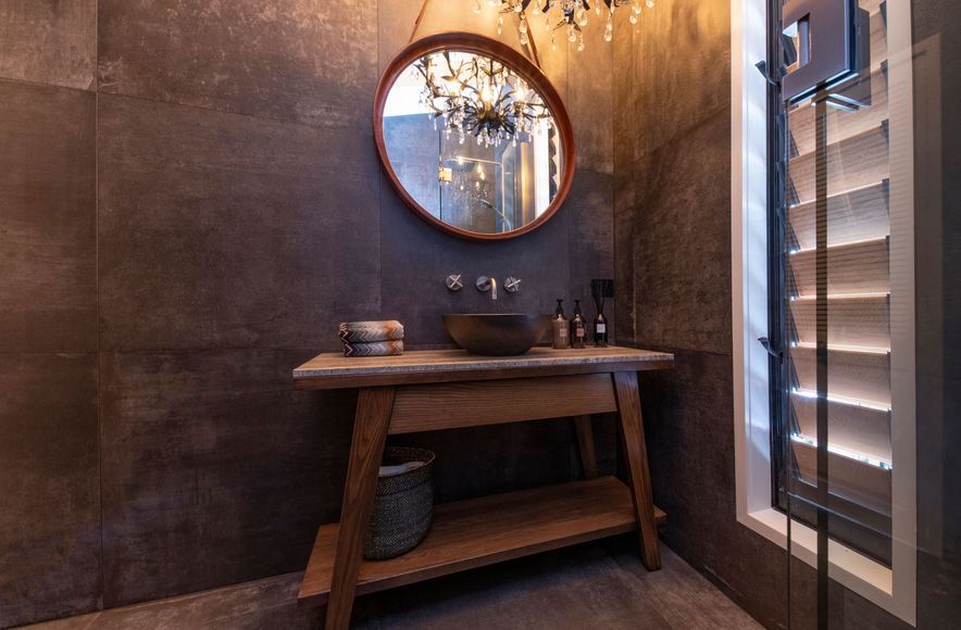 Piha Road : Main Bathroom 
