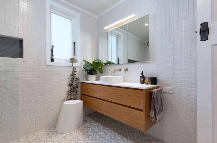 Warwick Ave : Main Bathroom and Toilet