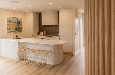 Curves, Copper, and Desert Cool: A Palm Springs-Inspired Kitchen