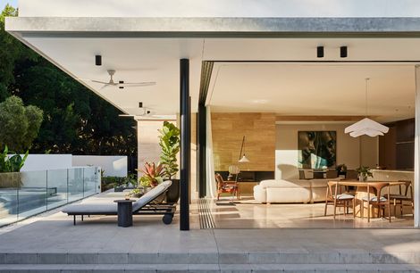 Clontarf House: A Coastal Sanctuary of Design and Functionality
