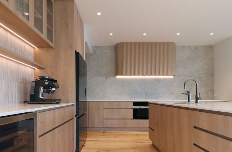 Light-Filled Family Kitchen: Timeless Elegance & Functionality