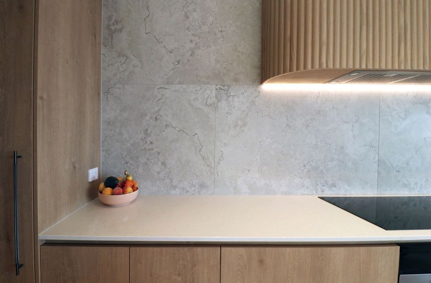 Light-Filled Family Kitchen: Timeless Elegance & Functionality