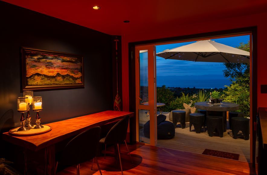A Smoky Lounge Vibe, Tahunanui, Nelson
