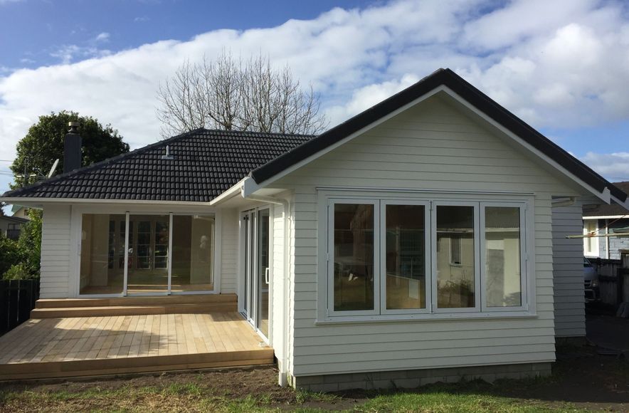 Te Atatu Peninsula House