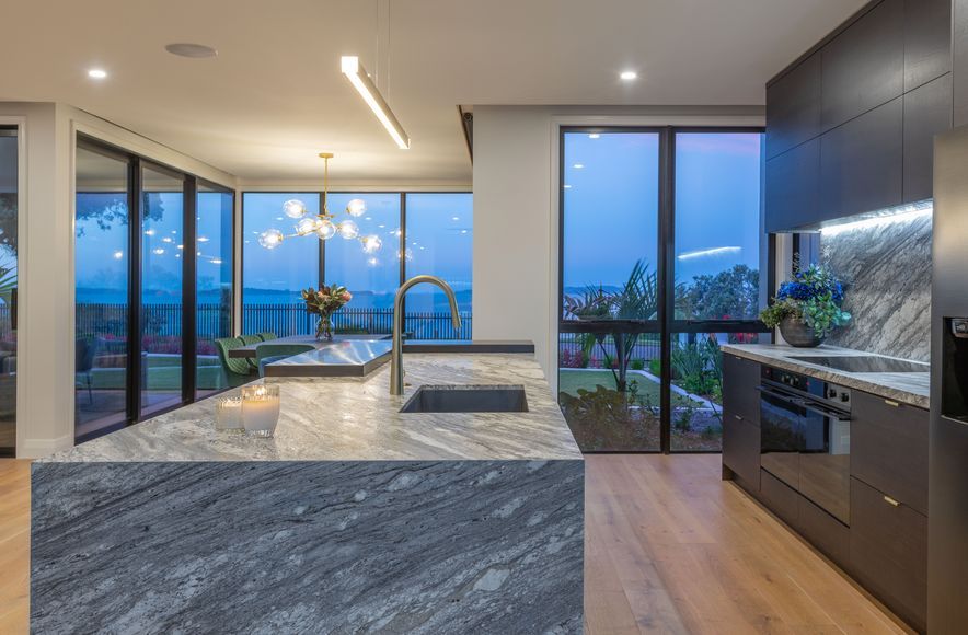Smooth & Modern Sensa Meets Hollywood Glam