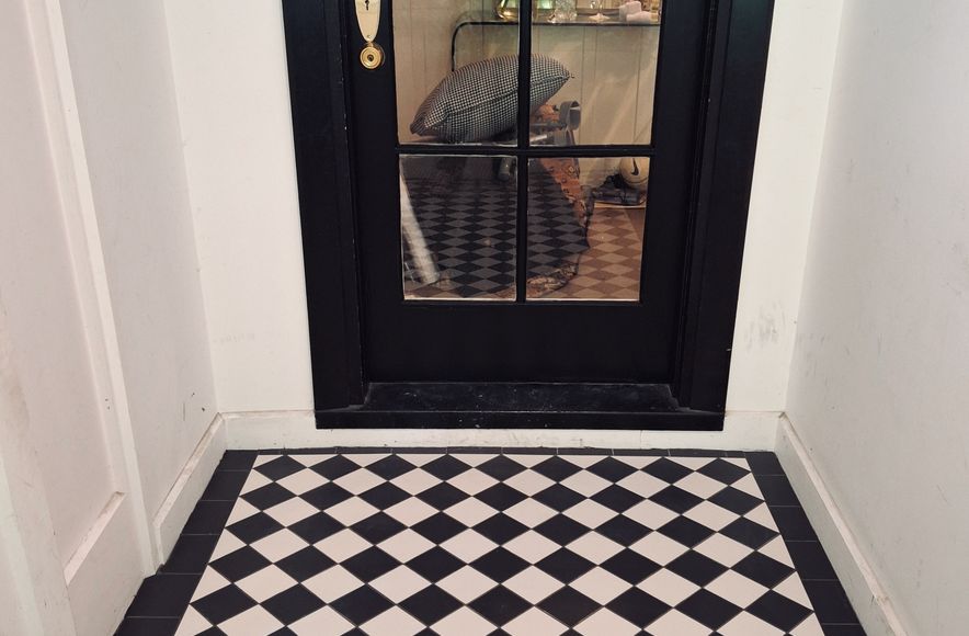 Colonial style tiled porch