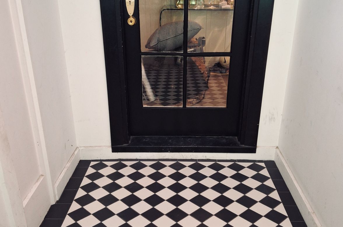 Colonial style tiled porch