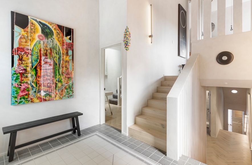 Exquisite Entrance and Stairwell Design