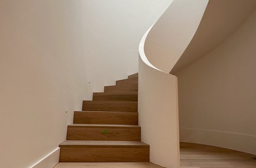 Custom Curve Plaster Cornice & Staircase